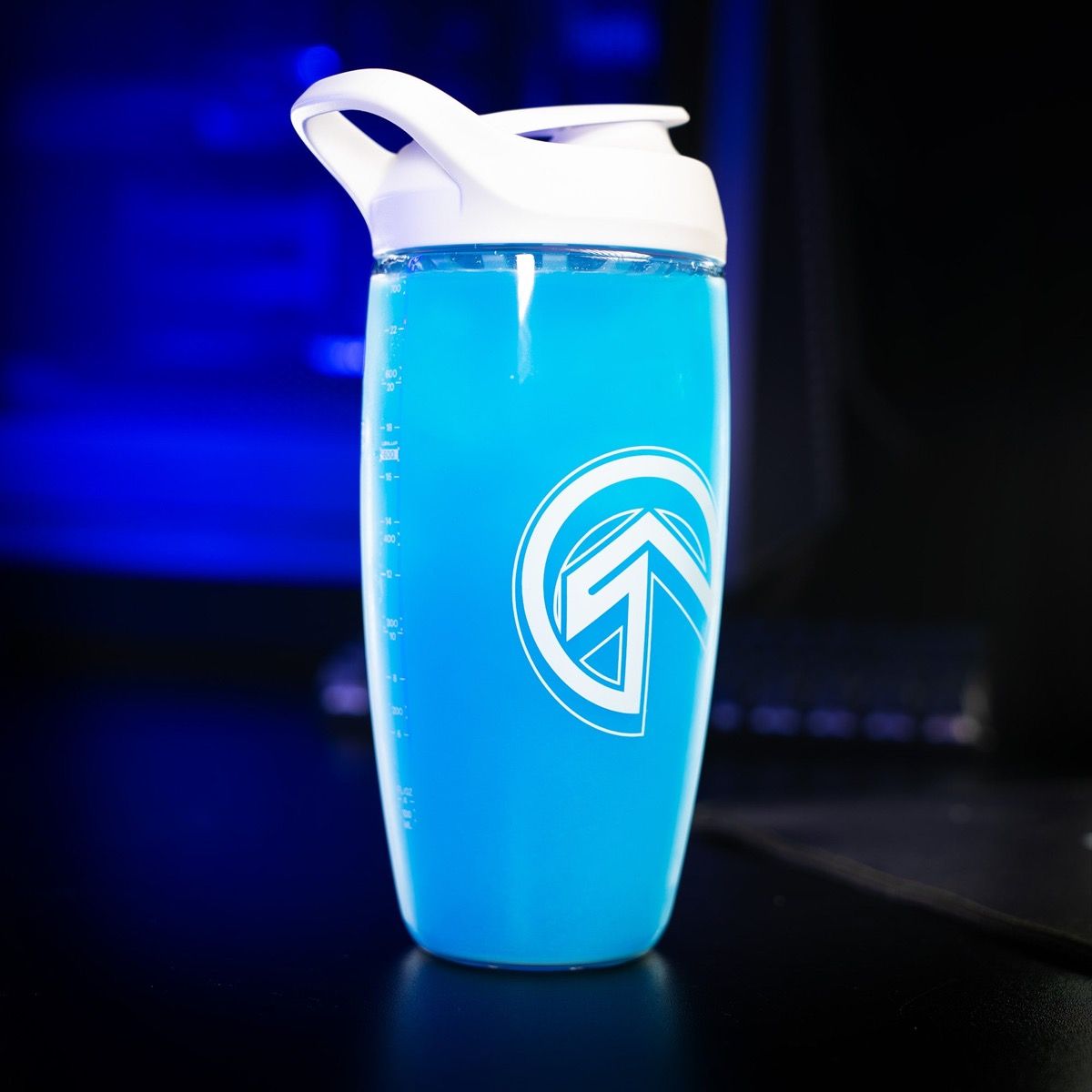 Blauer LevlUp Shaker auf einem Gaming Schreibtisch